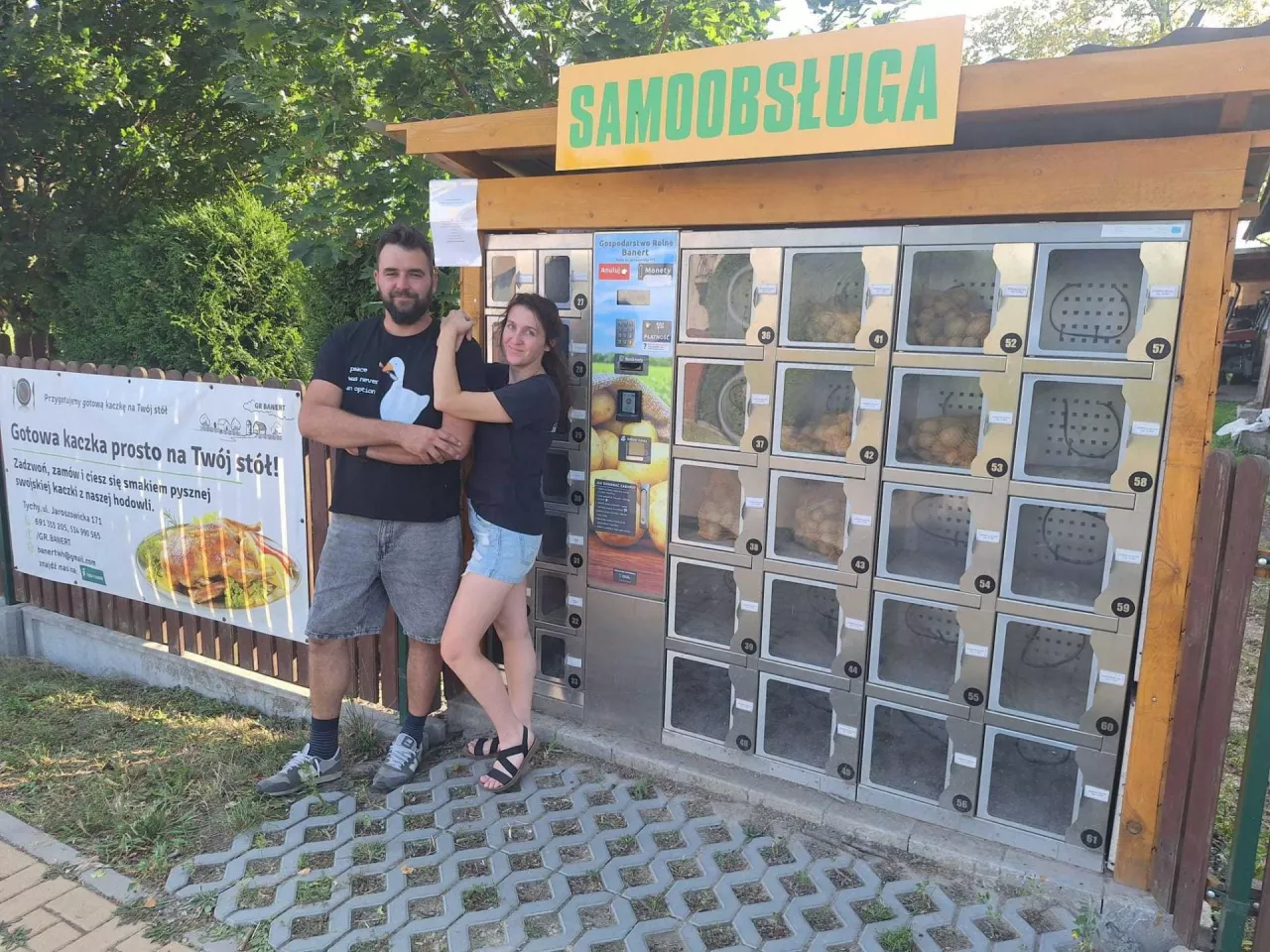 Wojtek i Helena Banert przed pierwszy warzywomatem. Maszyna stanęła na terenie ich gospodarstwa
