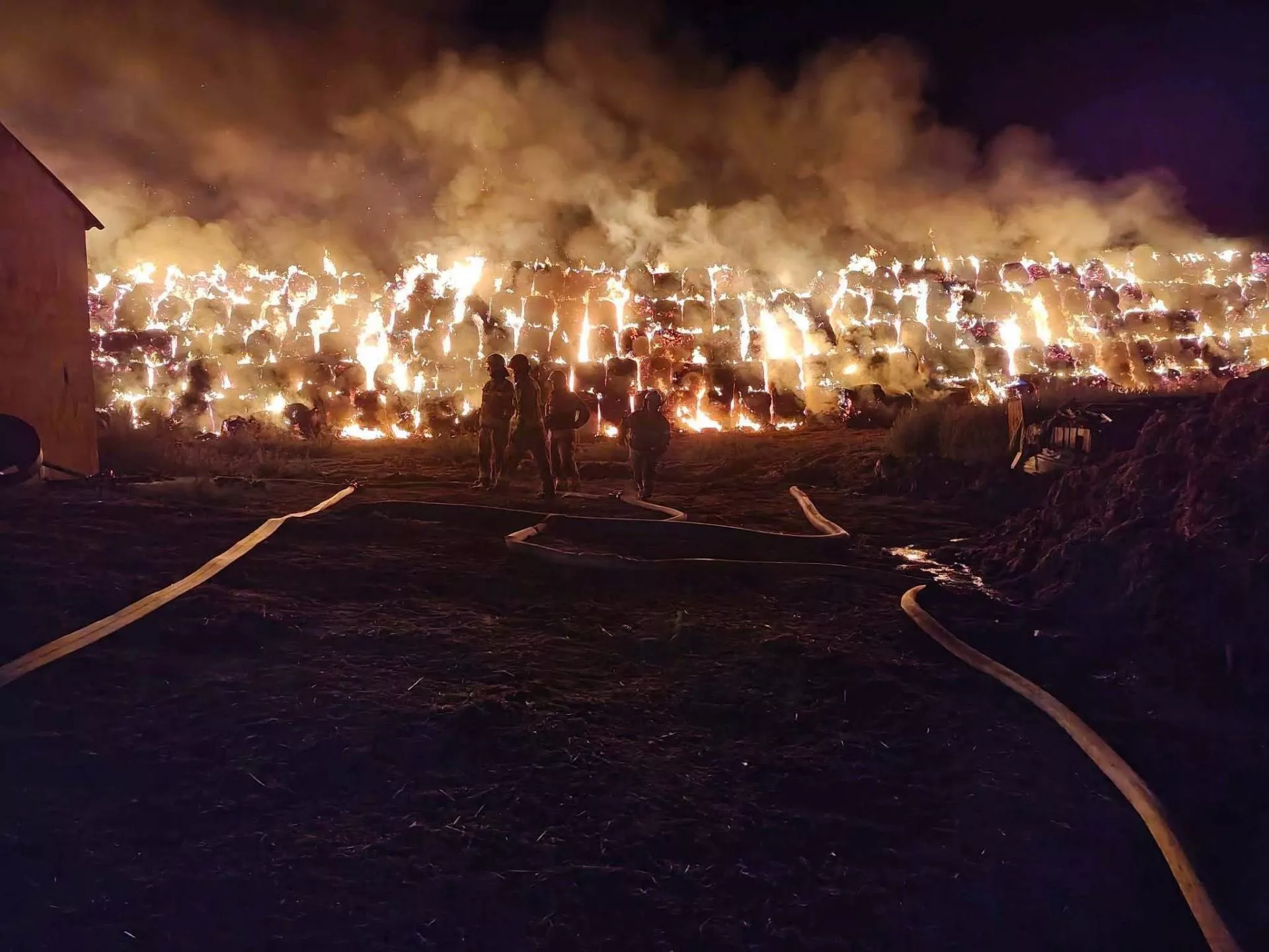 Spłonęło 200 bel słomy. Ferma kaczek stoi na granicy przetrwania