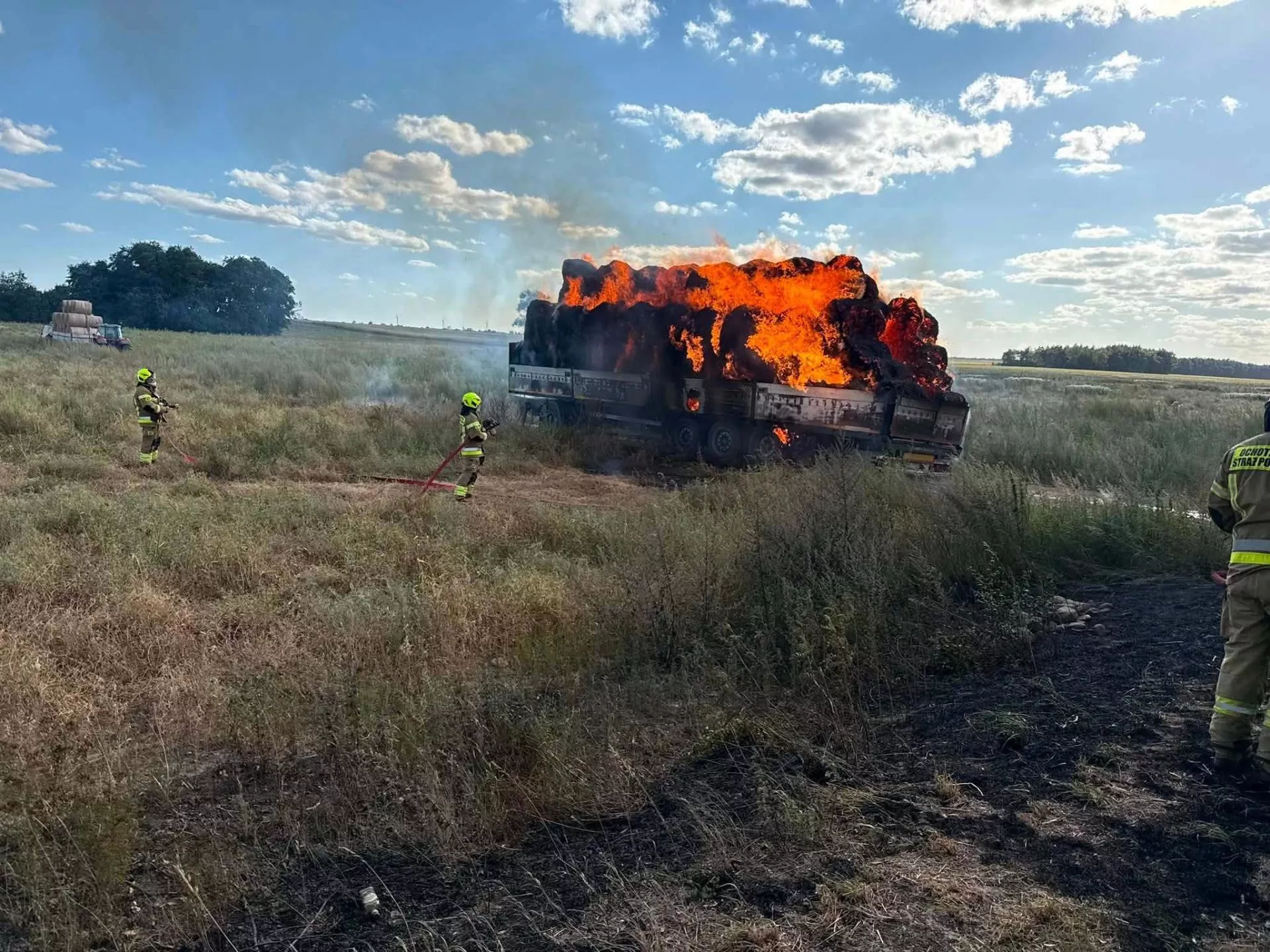 Pożary słomy na przyczepach. Szybka reakcja traktorzysty zapobiegła tragedii