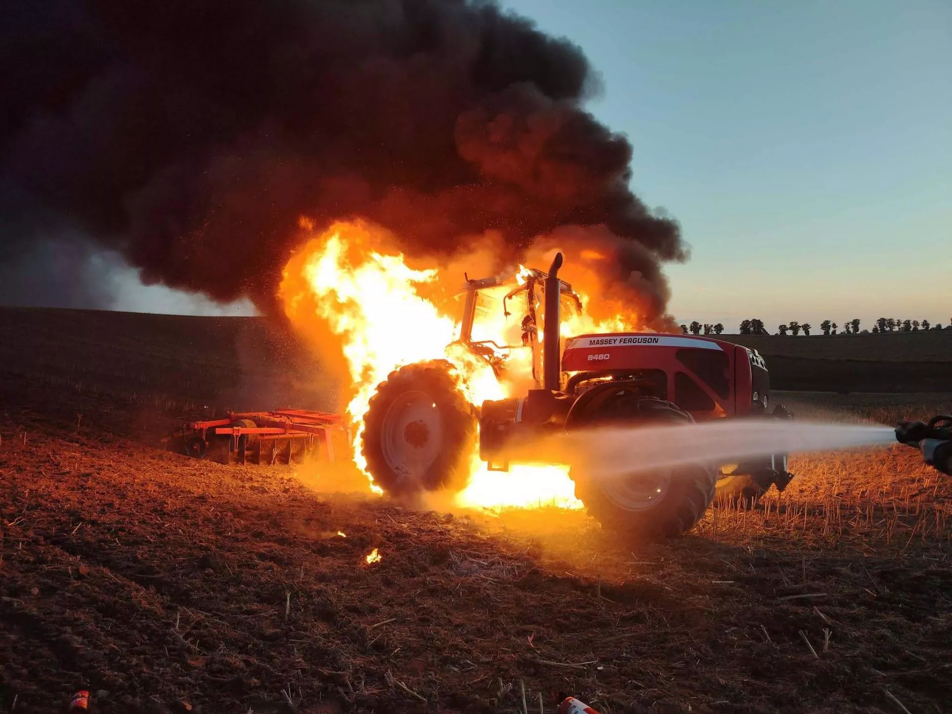 Ciągnik rolniczy Massey Ferguson spłonął jak zapałka