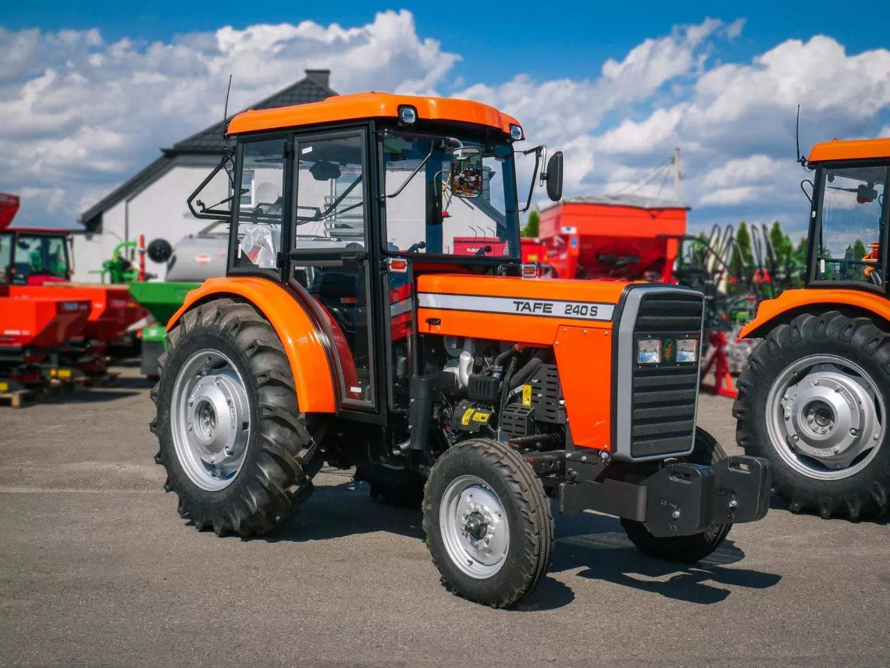 Kultowy MF 255 powraca w nowoczesnym wydaniu jako TAFE 240S