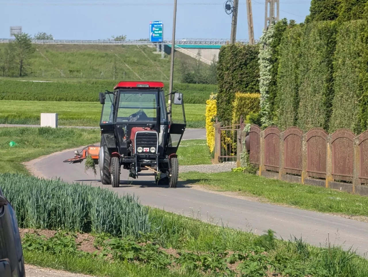 Ciągnik na drodze. Kiedy rolnik musi ułatwić wyprzedzanie?