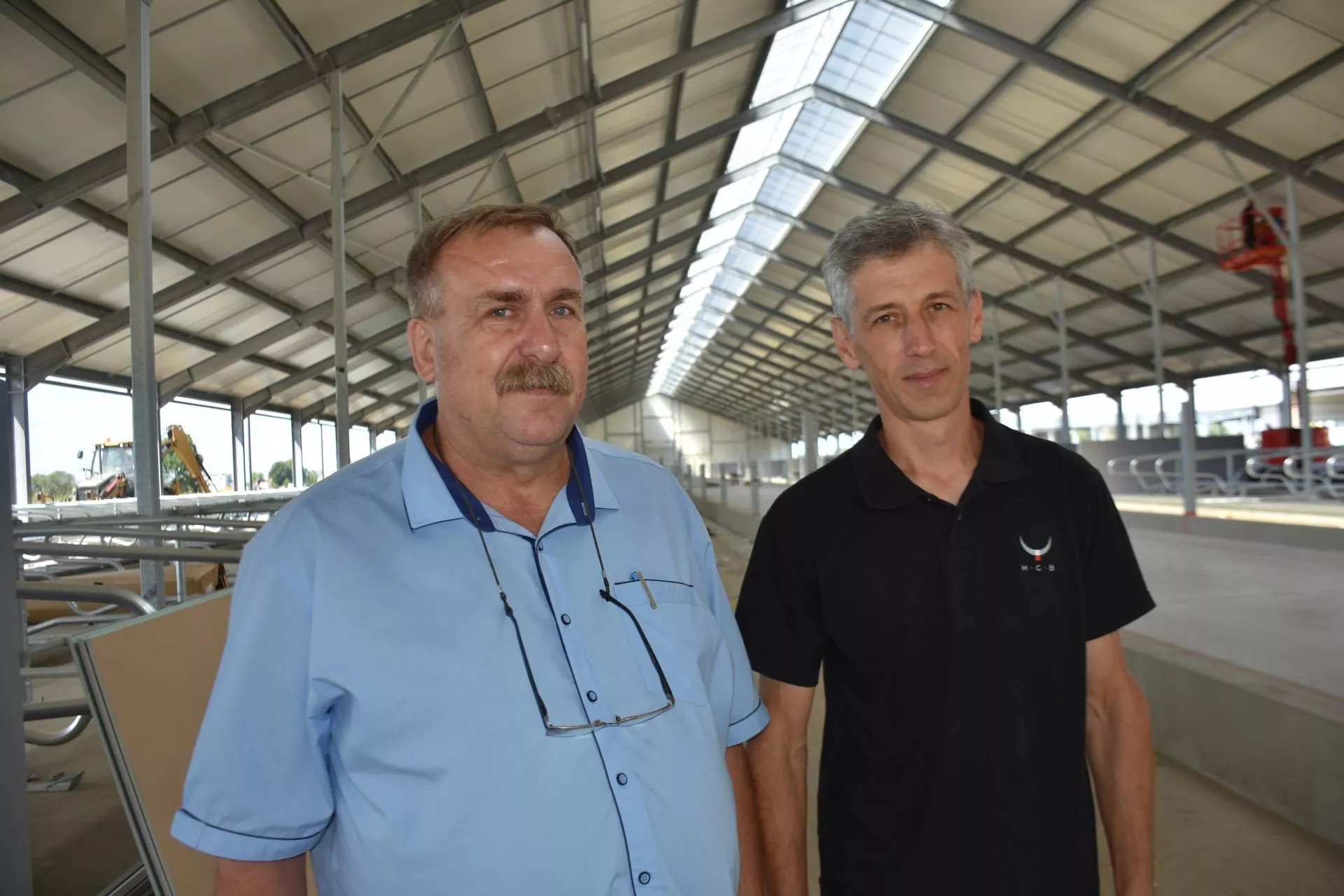 Zamiast 10 robotów wybrali karuzelę. Wydoi 500 krów w 2,5 godziny