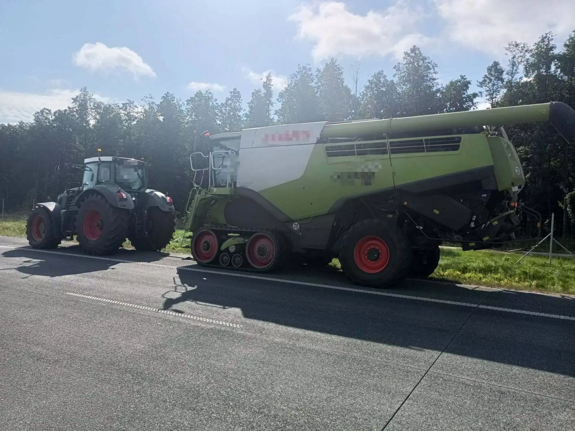 Ciągnikiem holował kombajn na ekspresówce. Policja nie oszczędziła żadnego z rolników