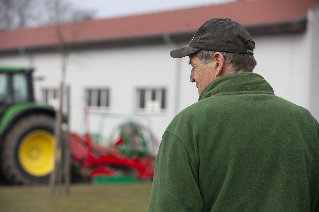 Kiedy rolnik może otrzymać na stałe rentę rolniczą?