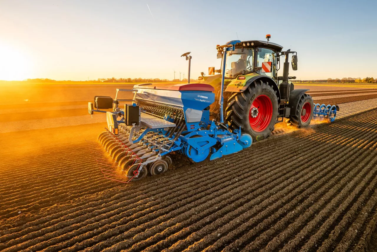 LEMKEN zapewnia, że nowy siewnik gwarantuje niezawodny, wydajny i dokładny siew także w sytuacjach, kiedy użytkownicy pracują pod dużą presją czasu
