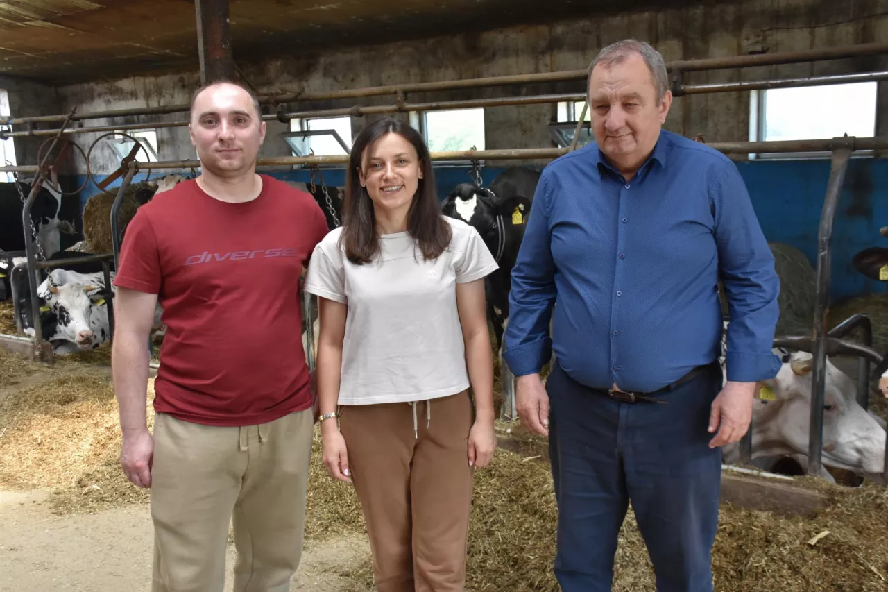 Na zdjęciu razem z rolnikami Martą i Sylwestrem Olkowiczami instruktor działu skupu z OSM Sierpc Ryszard Kalkowski (pierwszy z prawej)