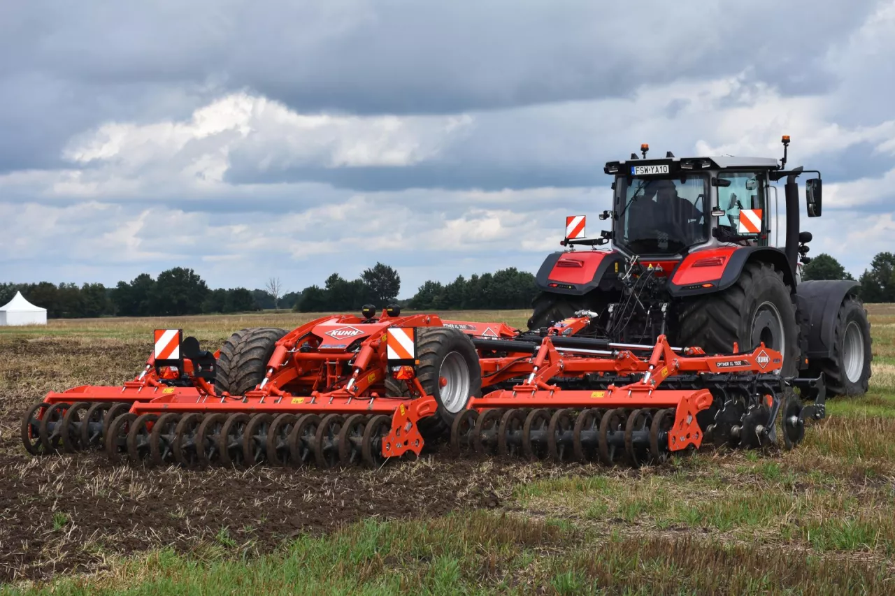 OPTIMER 7500 XL SST, nowa kompaktowa brona talerzowa, w której wszystkie regulacje odbywają się automatycznie