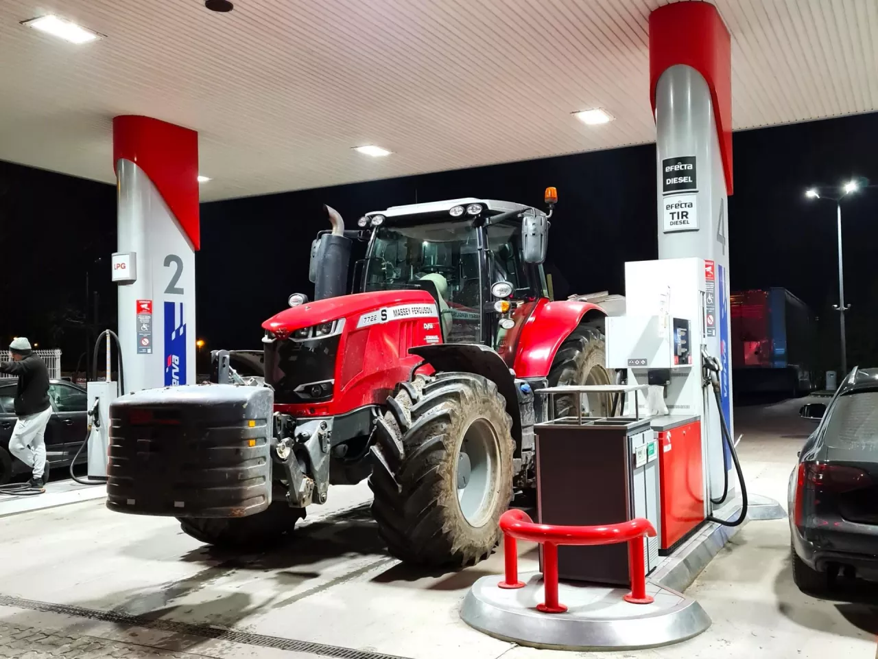 ciągnik Massey Ferguson na stacji paliw Orlen