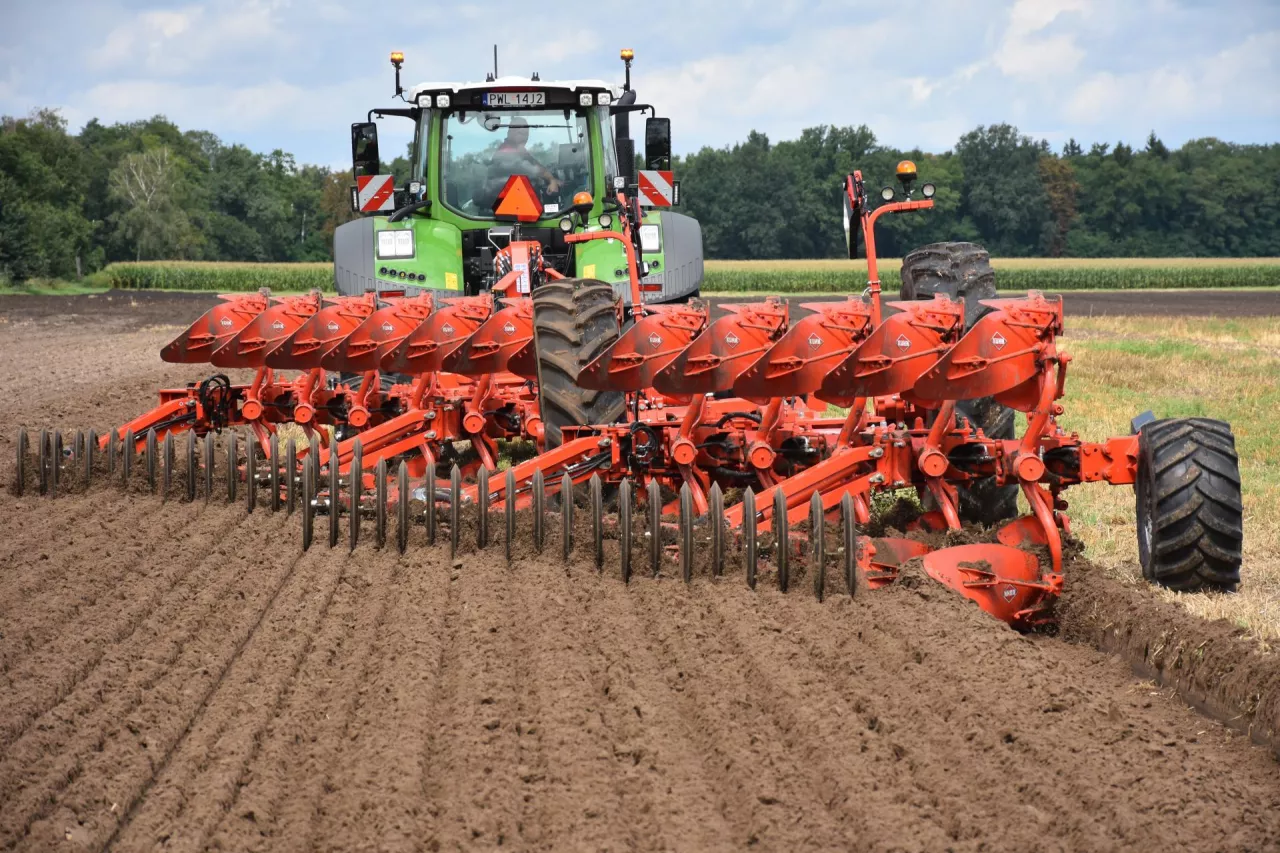 KUHN Challenger –o szerokości roboczej 6,6 m, wyposażony w wał pierścieniowy DuoLiner.