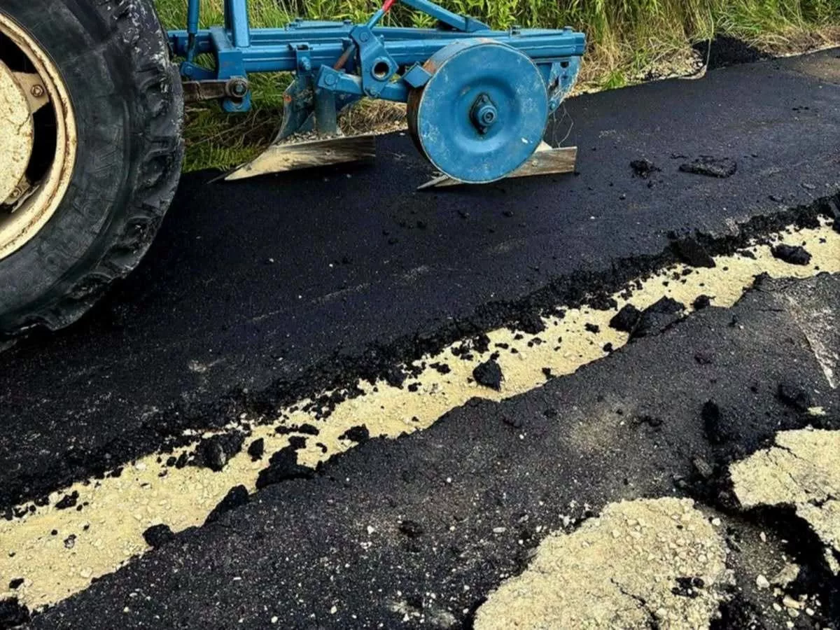 Rolnik zaorał asfalt i trafił do aresztu. Czy droga powstała na jego ziemi?