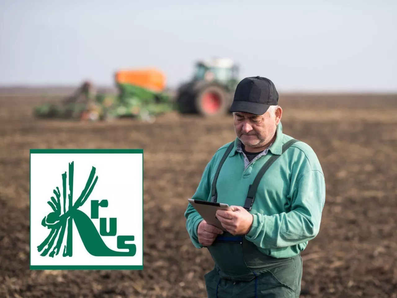 rolnik na polu, w rękach trzyma telefon, po lewej logo KRUS
