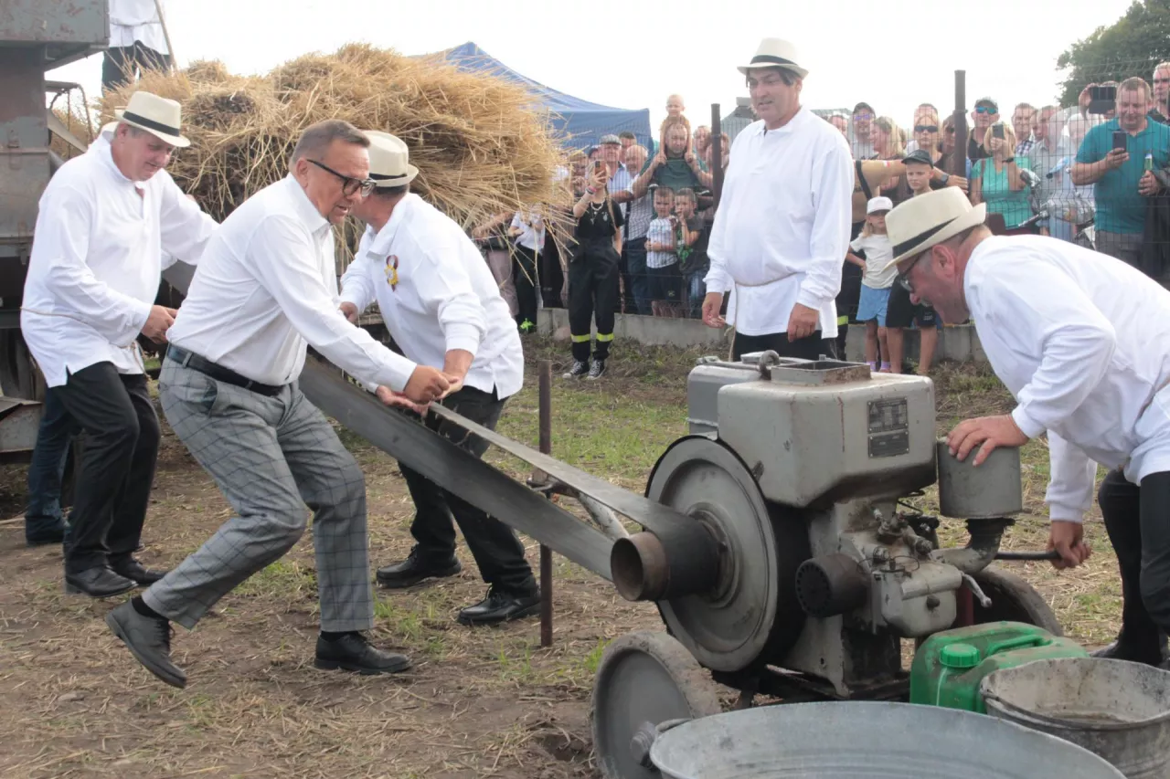 Uruchomienie warmianki wymagało nie lada wysiłku i współpracy