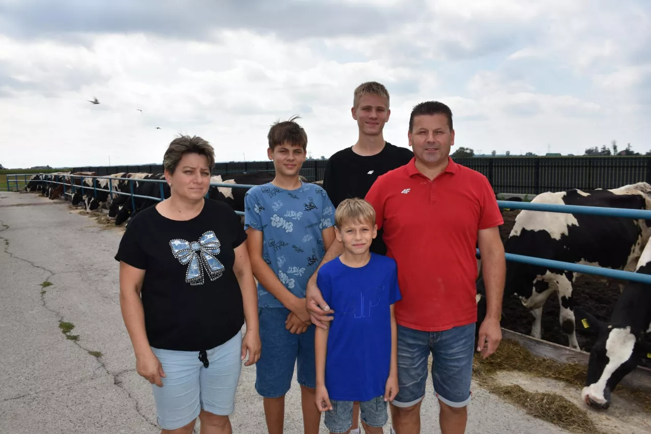Marta i Piotr Nienałtowscy z synami: 17-letnim Jakubem, 12-letnim Miłoszem i 9-letnim Szymonem