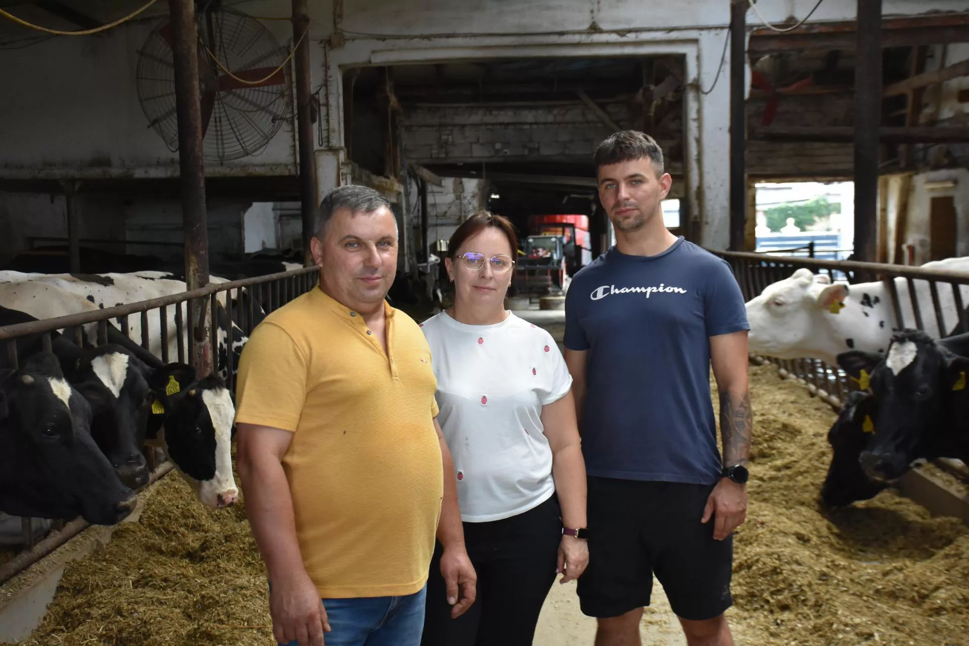 Dwie stare opony i minuta pracy. Rolnicy zrobili prostą maszynę niemal za darmo
