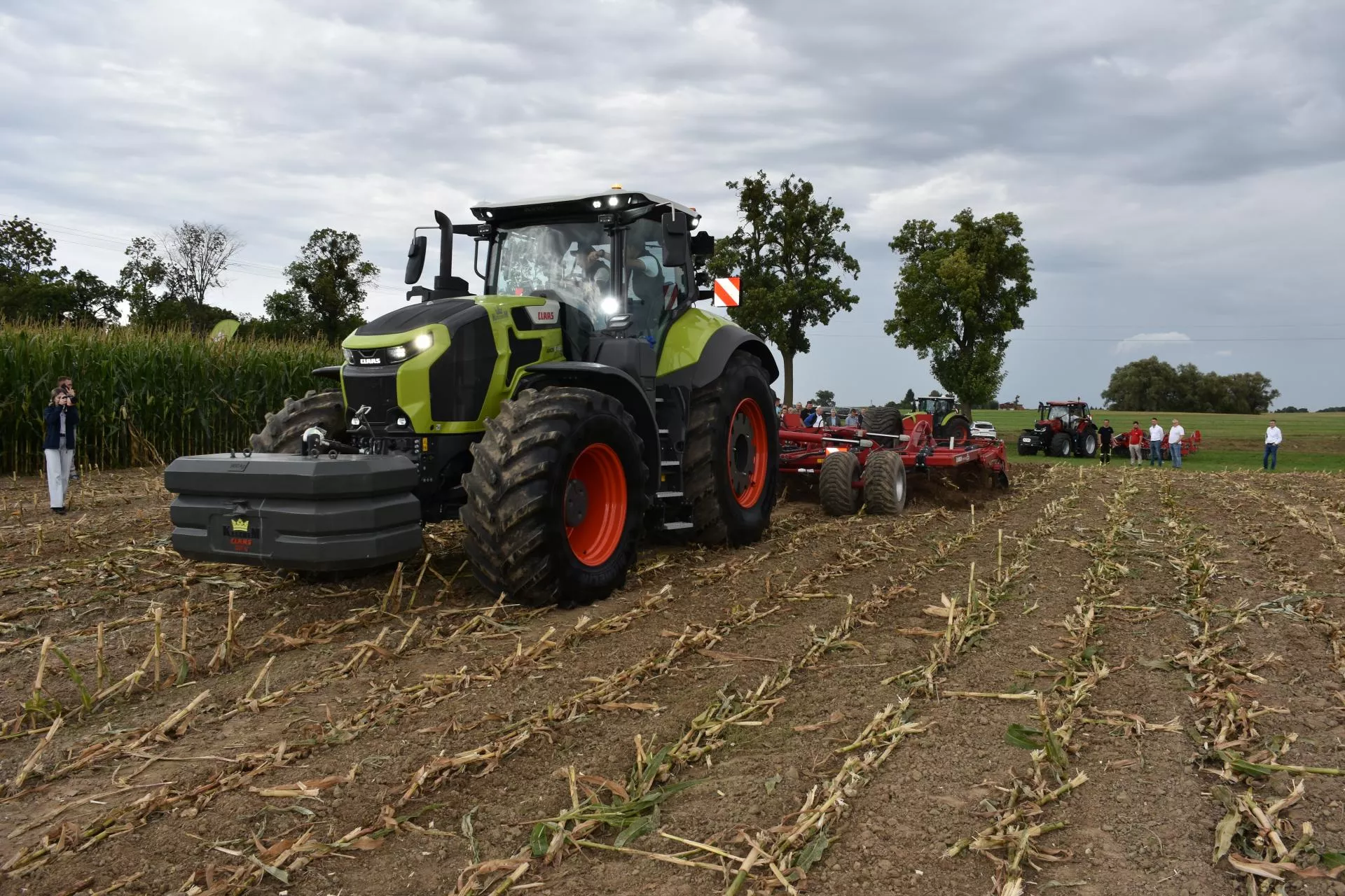 450 KM i ściernisko znika. Nowy Claas Axion 9 pokazał, co potrafi