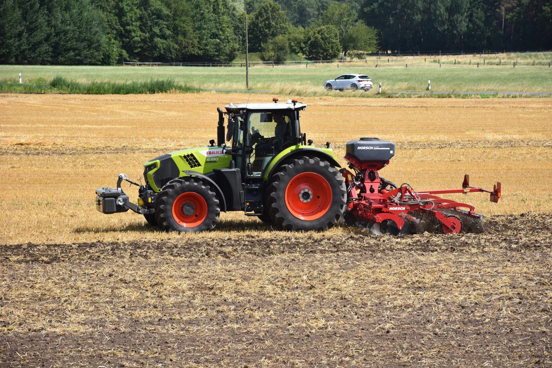 CLAAS pokazał nowe ciągniki. 6 cylindrów, bezstopniówka i choćby 185 KM