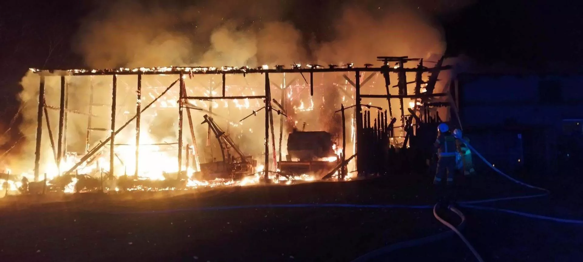 Nocny pożar gospodarstwa. Maszyny spłonęły, strażacy walczyli o dom rolnika