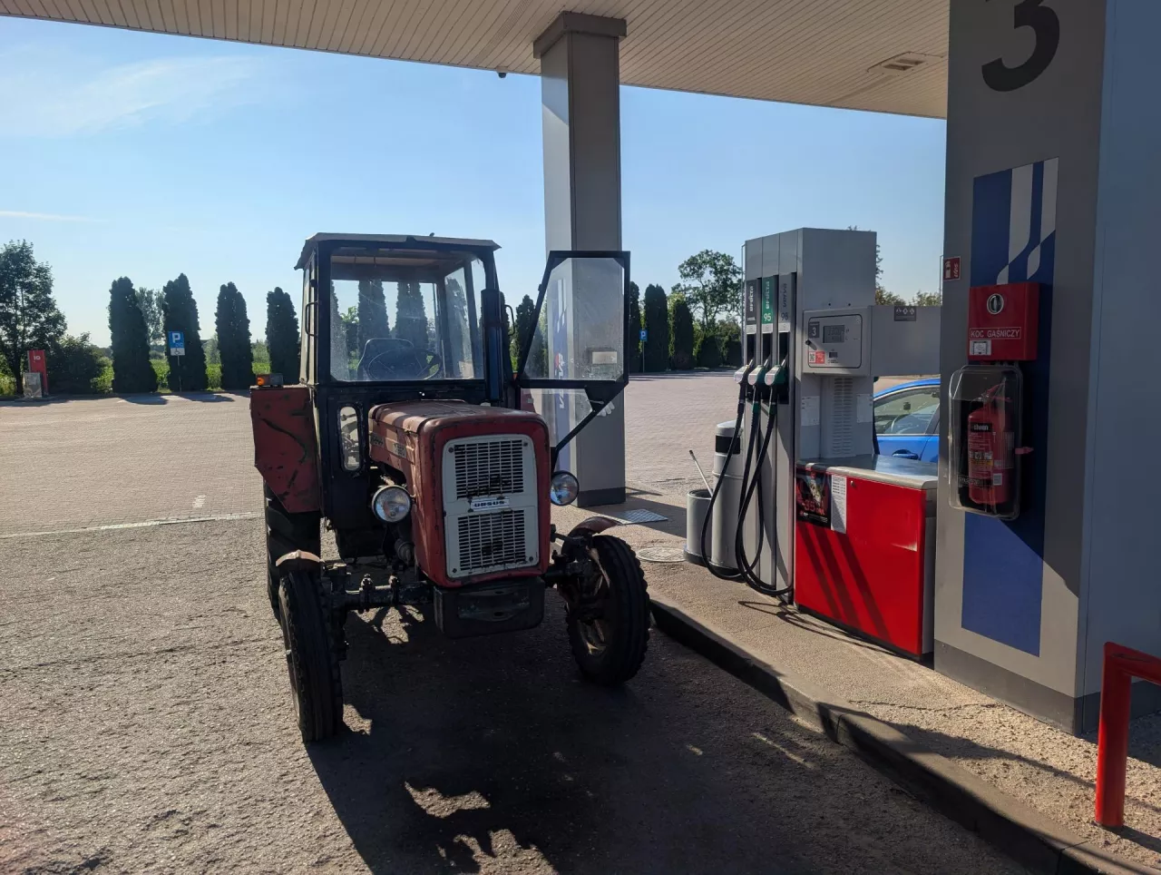 stacja paliw, traktor tankujący