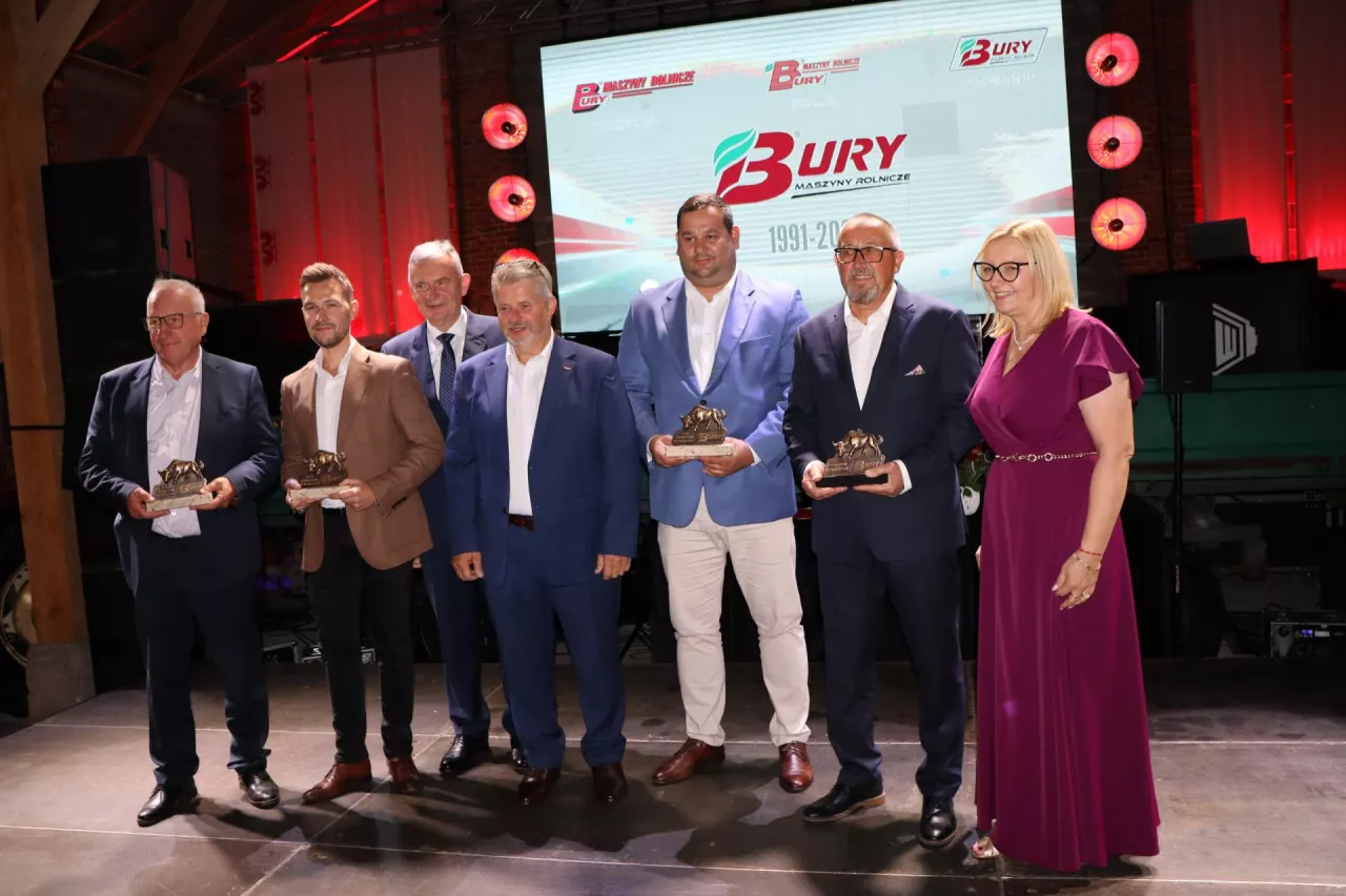 Najlepsi dealerzy sprzętu firmy Bury wraz Piotrem Bejdą wiceministrem obrony narodowej