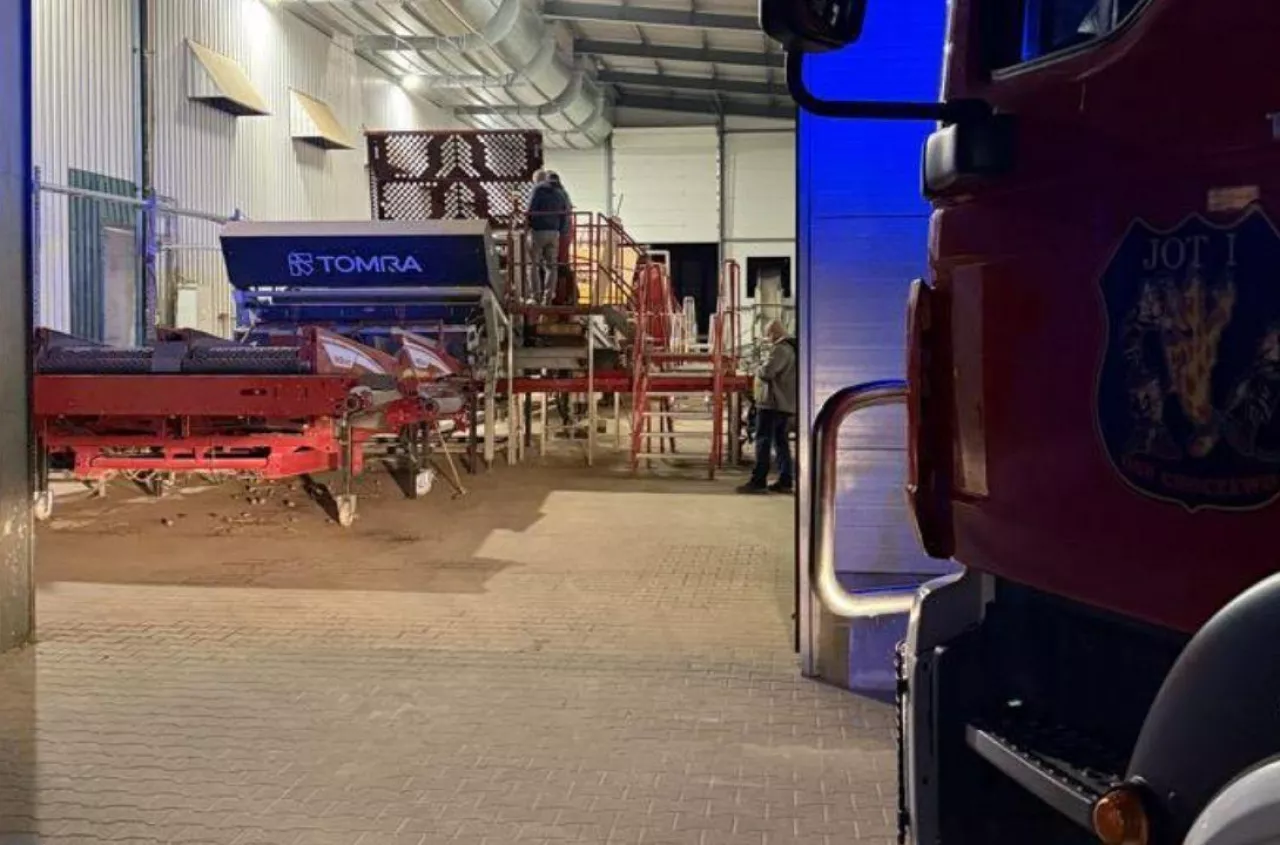 Sortownik ziemniaków wciągnął kobietę do połowy ciała. Trudna akcja pod Wejherowem