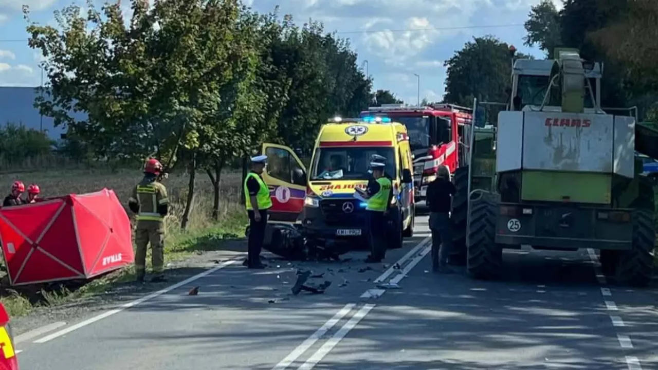 Kierowca jednośladu zmarł po zderzeniu z sieczkarnią samojezdną