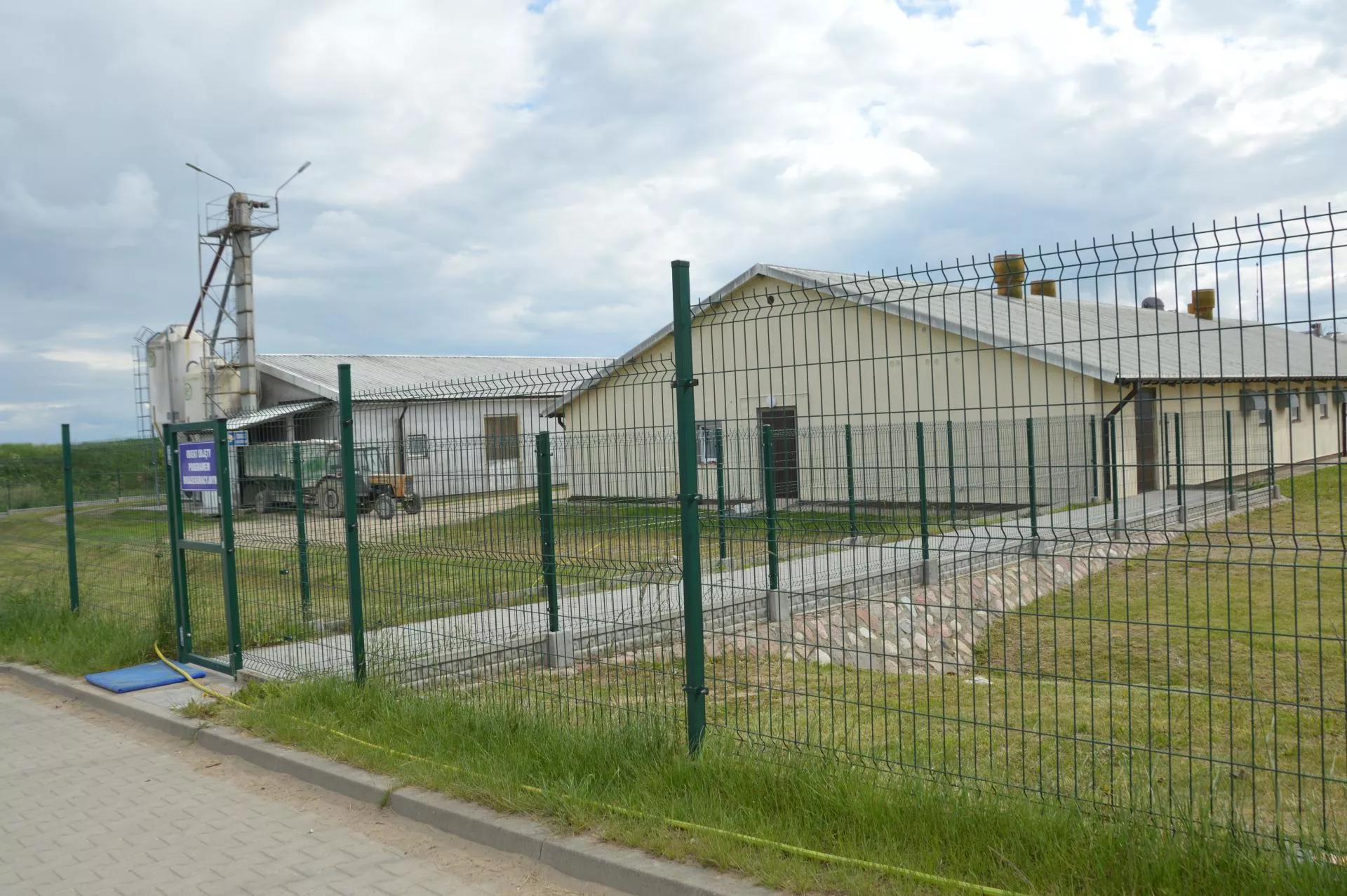 Państwo daje 100 tys. zł, ale rolnik nie może postawić silosu. „Absurdalna sytuacja”