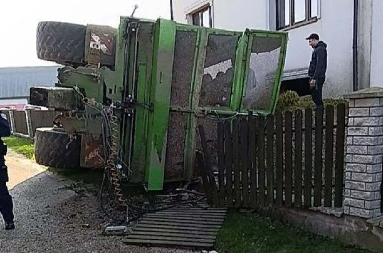 Przyczepa pełna kukurydzy runęła na płot. Wypadek ciągnika rolniczego pod Zambrowem