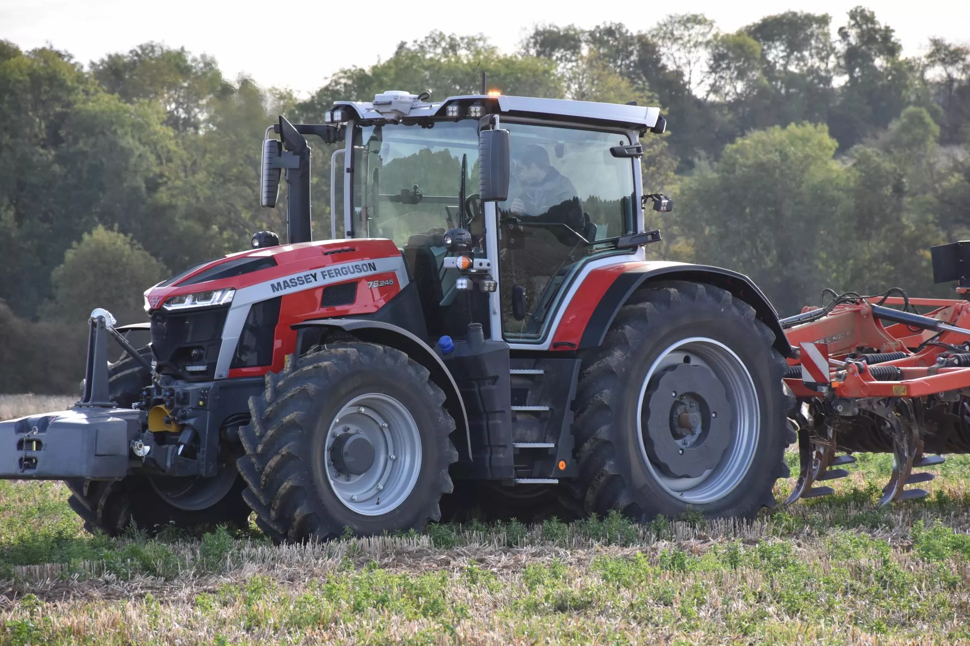 Massey Ferguson pokazał sześć nowych ciągników. 245 KM, 57 km/h i szyba, która gra jak głośnik