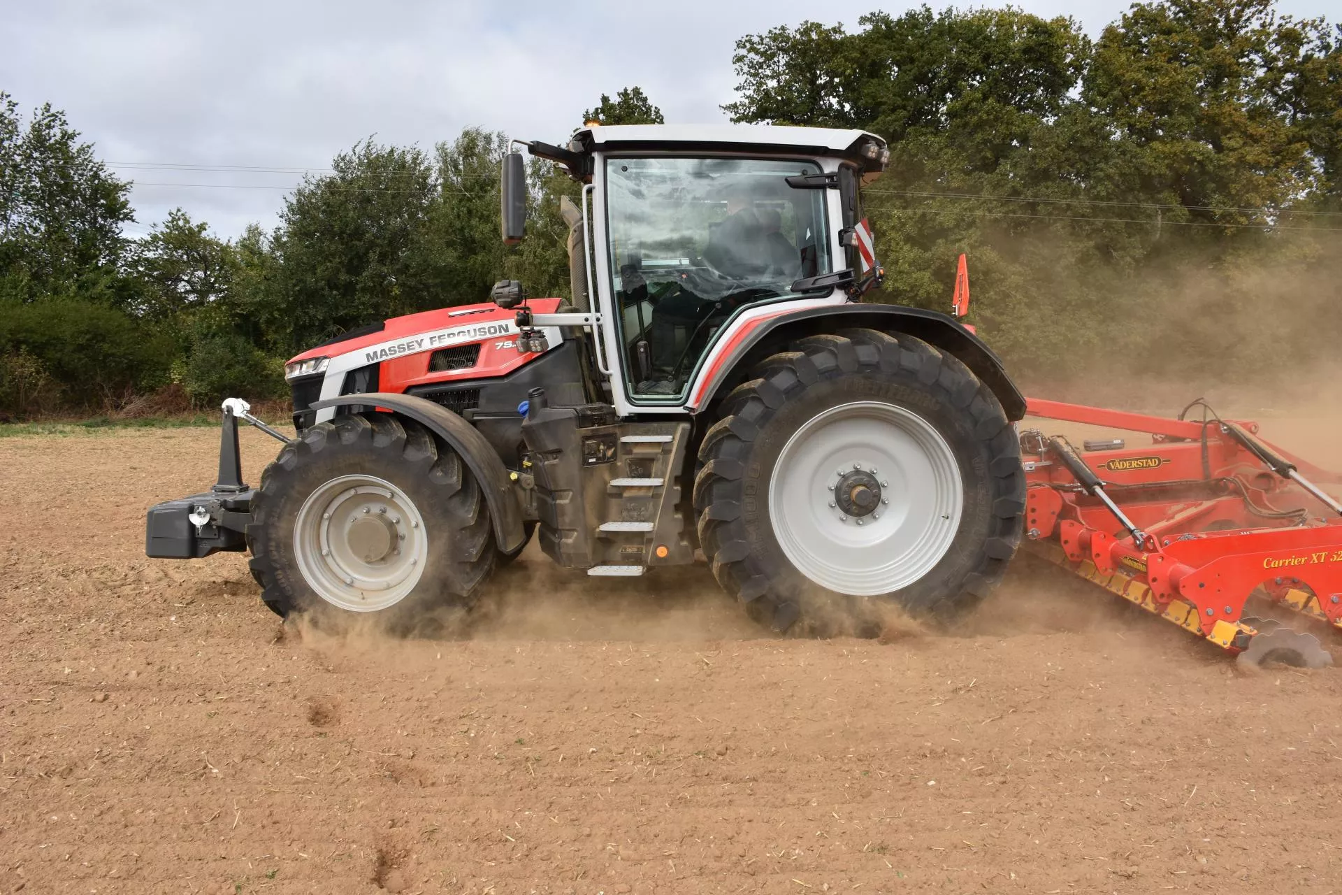 Nowe ciągniki Massey Ferguson: choćby 245 KM, silnik bez EGR i odpalanie z pilota