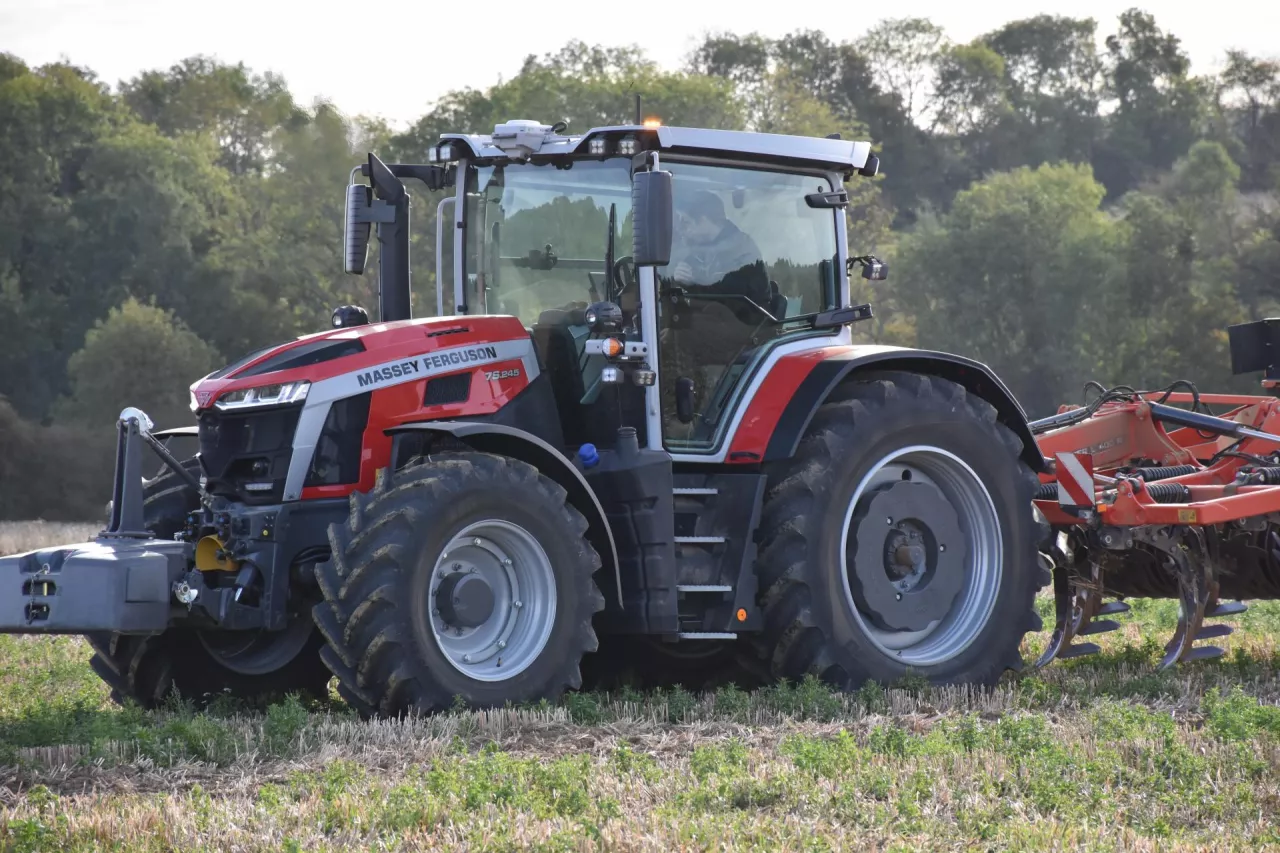 Massey Ferguson wprowadza nową serię ciągników. MF 7S MARK 2 stanowi pomost między gamami MF 7S  i MF 8S Xtra