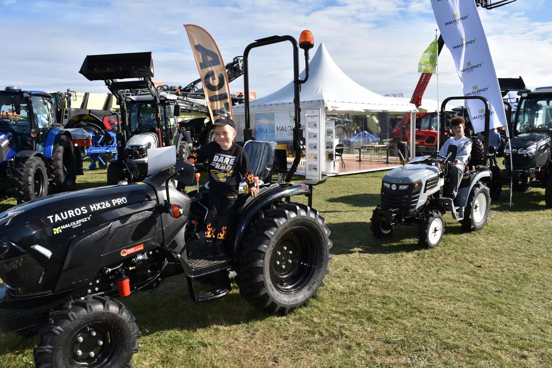 Dziadek zabrał wnuki na Agro Show. Tak rodzi się pasja do rolniczych maszyn