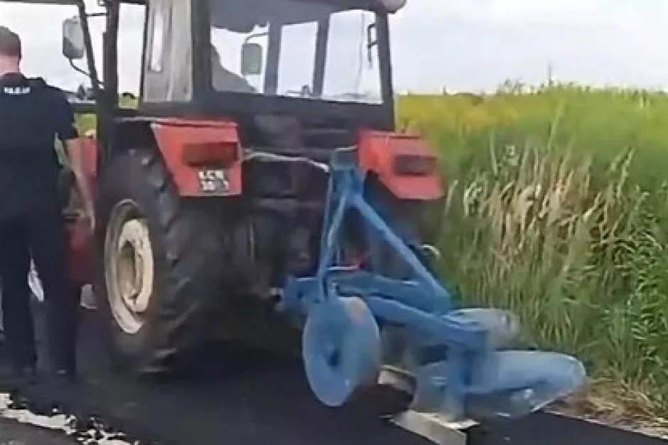 Zaorał świeży asfalt i stracił Ursusa. Sąd zdecydował, co dalej z ciągnikiem