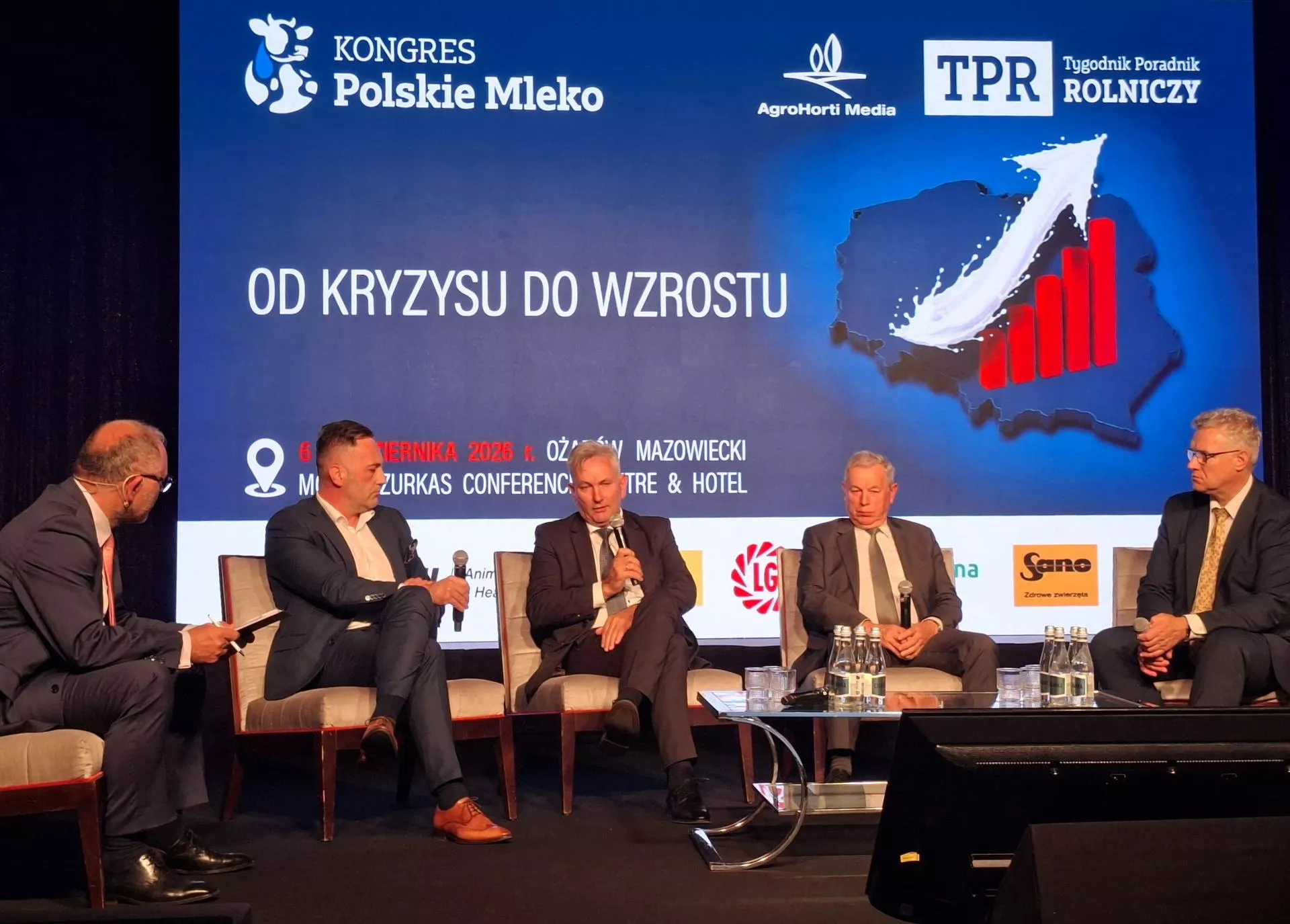 Ceny mleka wreszcie odbiją? Prezesi mleczarni mówią, kiedy rolnicy znów dostaną 2 zł za litr