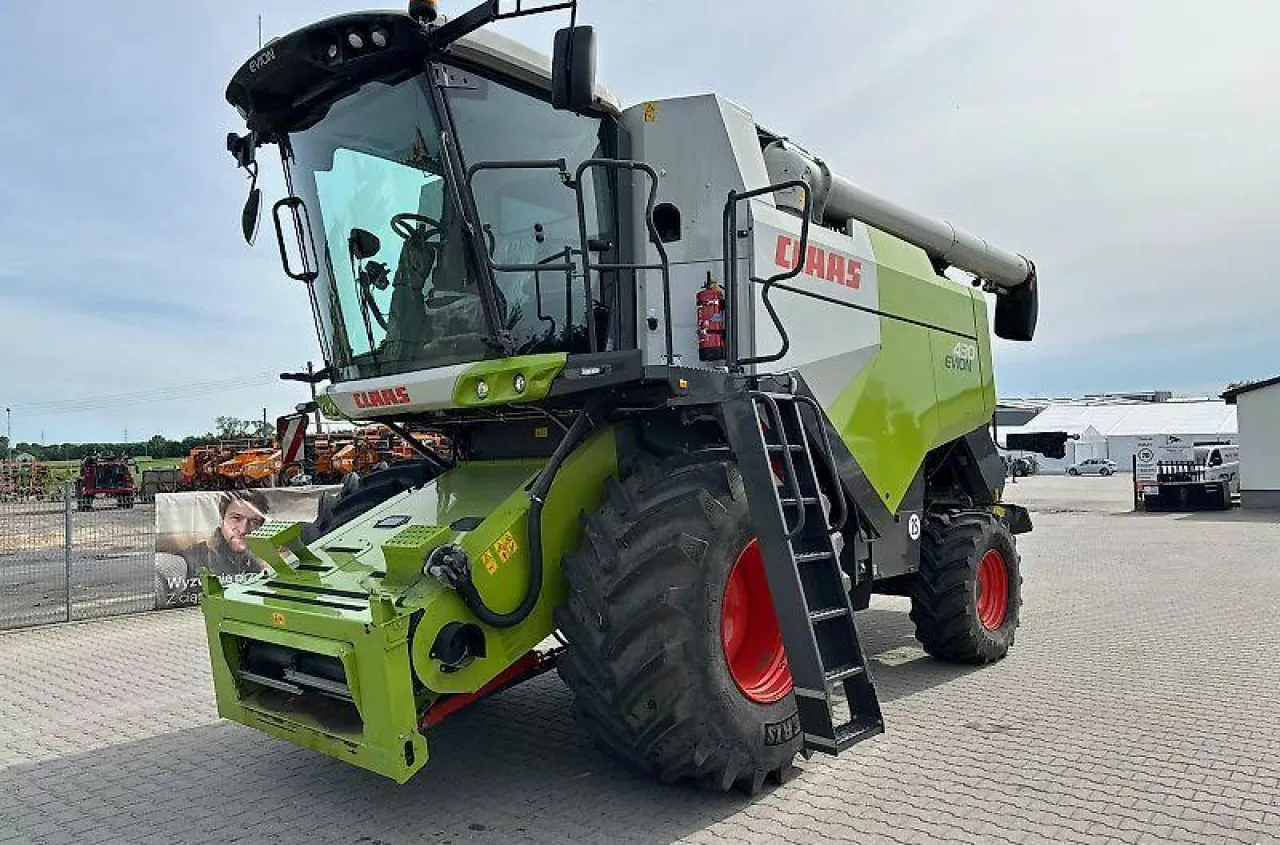 Prawie nie pracował, a już jest ponad 200 tys. zł tańszy. Kombajn Claas trafił na sprzedaż
