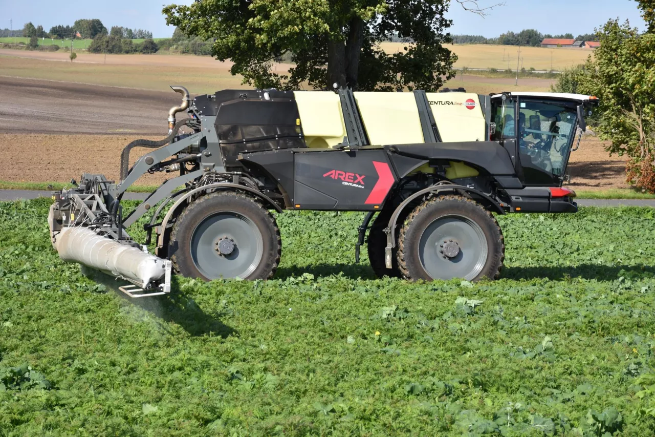 Główny zbiornik opryskiwacza mieści 6 tys. l cieczy. Maszyna posiada również 600 l zbiornik na czystą wodę