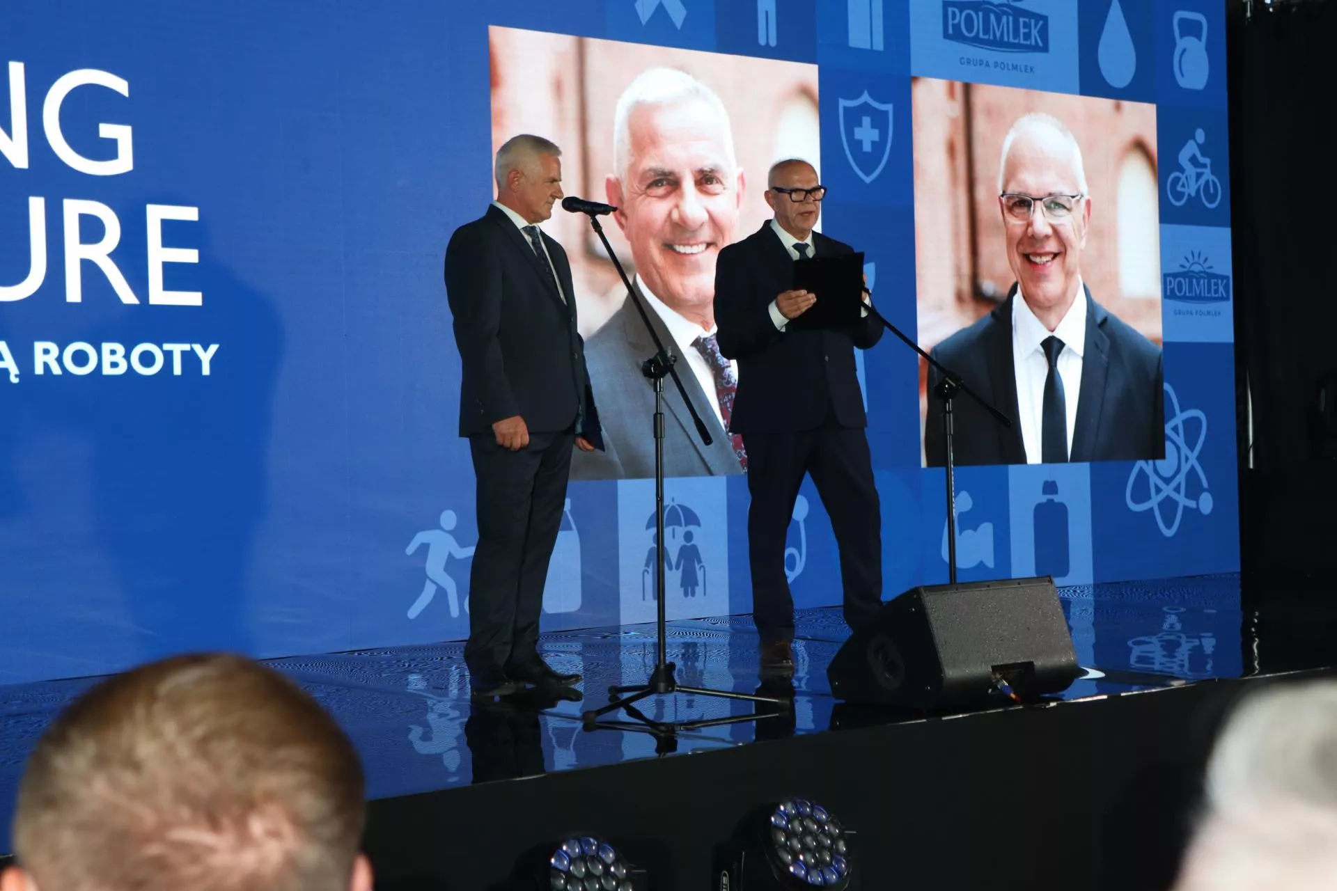 W tej mleczarni nikt nie zapala światła. Co 80 sekund dzieje się coś niezwykłego