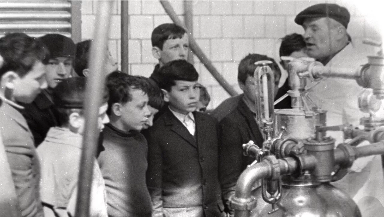 SM Michowianka to niemal 80-letnia historia nie tylko spółdzielni, ale i jej dostawców i całego regionu. Być może ktoś z naszych Czytelników rozpozna siebie na tym zdjęciu jako ucznia wizytującego mleczarnię w Michowie