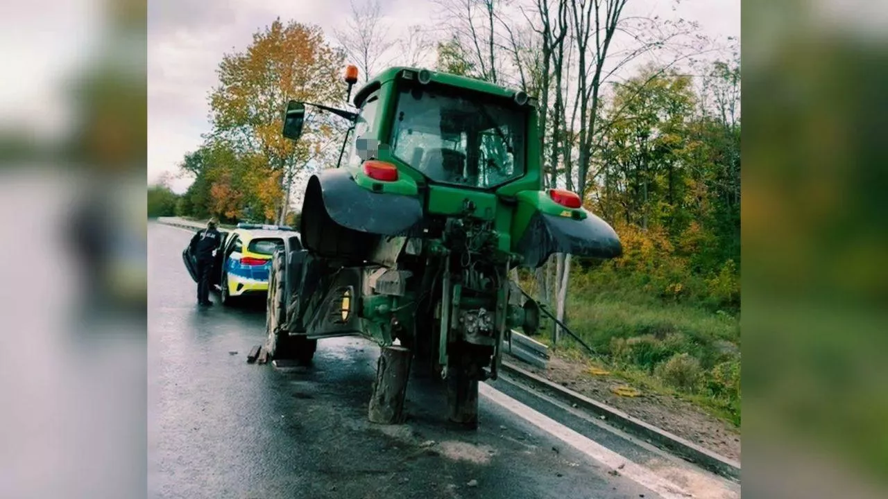 Ciągnik rolniczy utknął na "krajówce". Policjanci zachodzili w głowę, co się stało, wtem pojawił się on