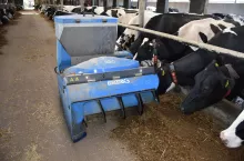 Robot do podgarniania TMR na stole paszowym porusza się po trasie wyznaczonej przez pętlę indukcyjną. Pracuje według wcześniej ustalonego harmonogramu