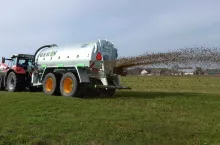 To klasyczna metoda stosowania gnojowicy na użytkach zielonych. Stosowanie nawozów naturalnych płynnych (gnojowica, gnojówka) w ramach ekoschematu ”Rolnictwo węglowe i zarządzanie składnikami odżywczymi” musi odbywać się innymi metodami niż rozbryzgowo