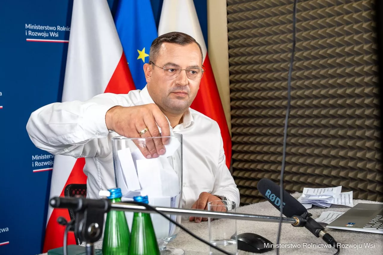 Minister Krajewski losuje pytanie 