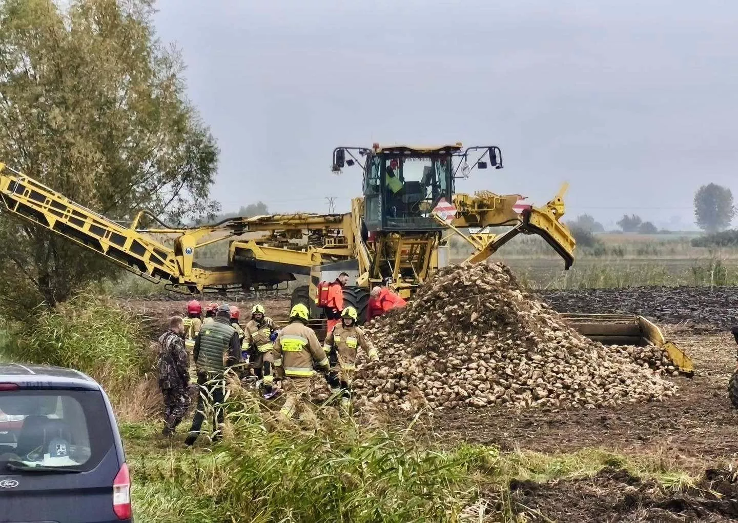 Koszmarny wypadek na polu. Strażacy musieli rozcinać maszynę, by uwolnić nogę seniora