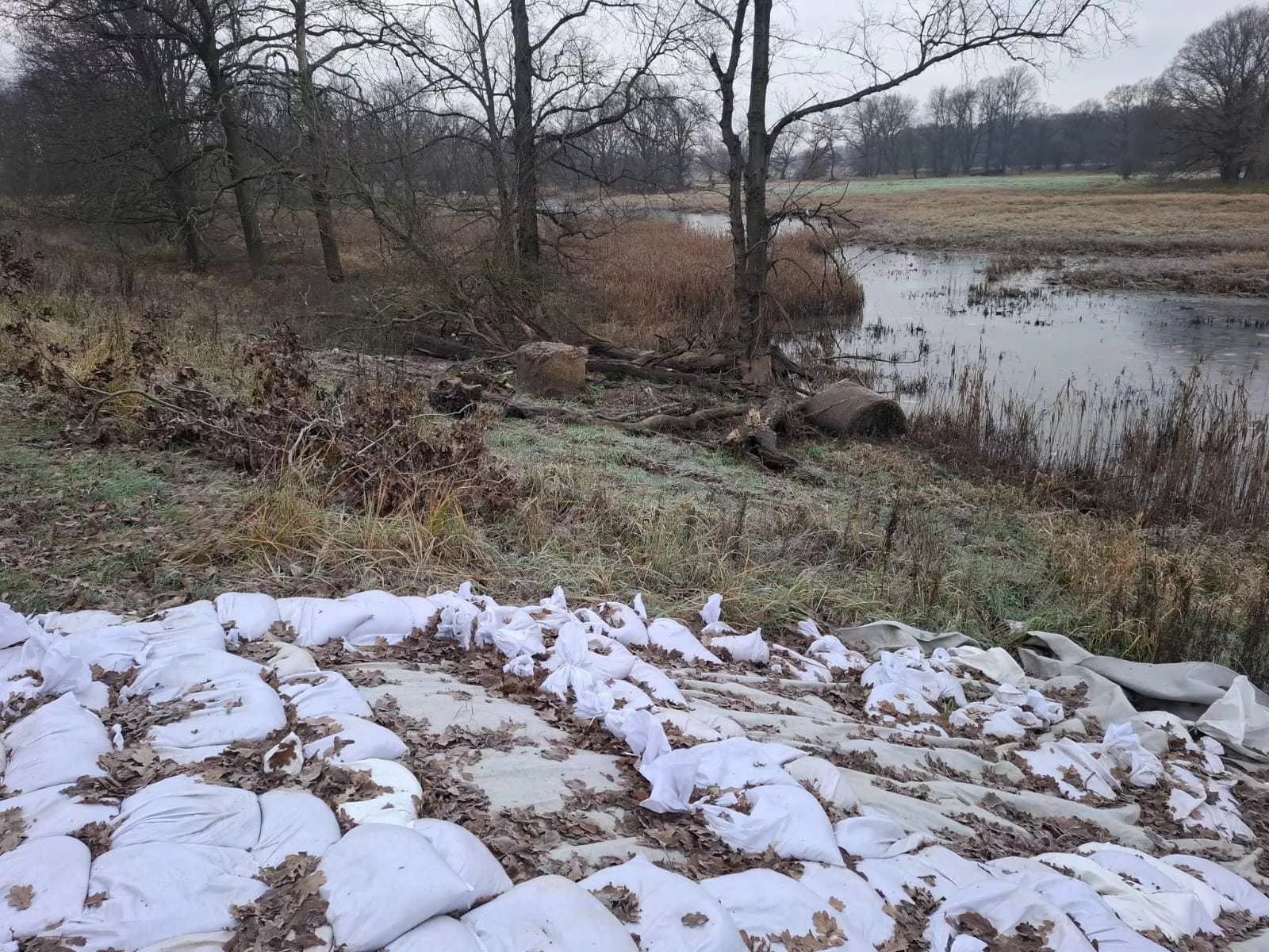 Ziemia zapadła się pod ciągnikiem. Strażak wszedł w dziurę i zmieścił się w niej cały