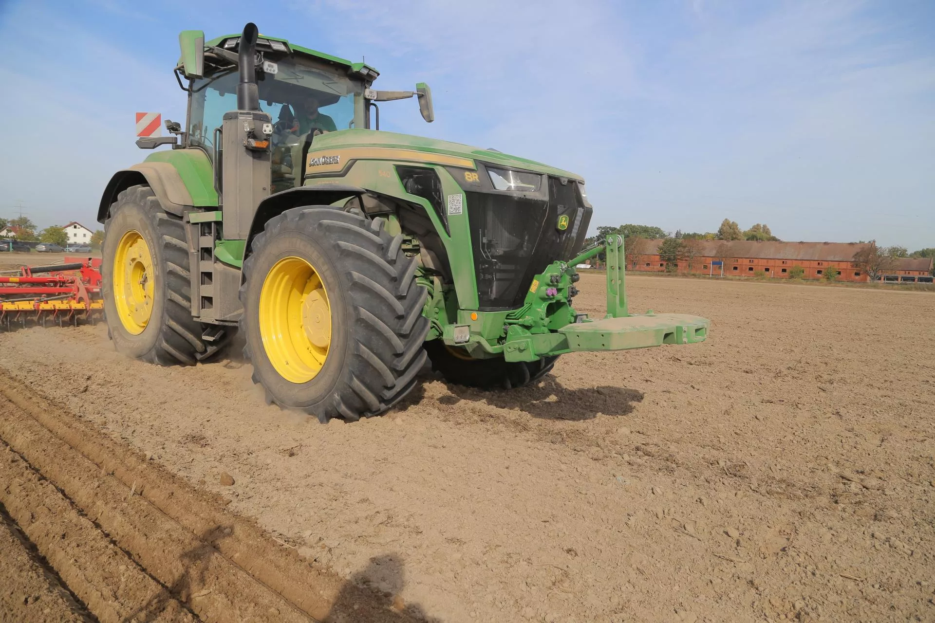 Ma choćby 634 KM i waży ponad 22 tony. Nowy John Deere 8R 540 ma jeszcze jedną niespodziankę