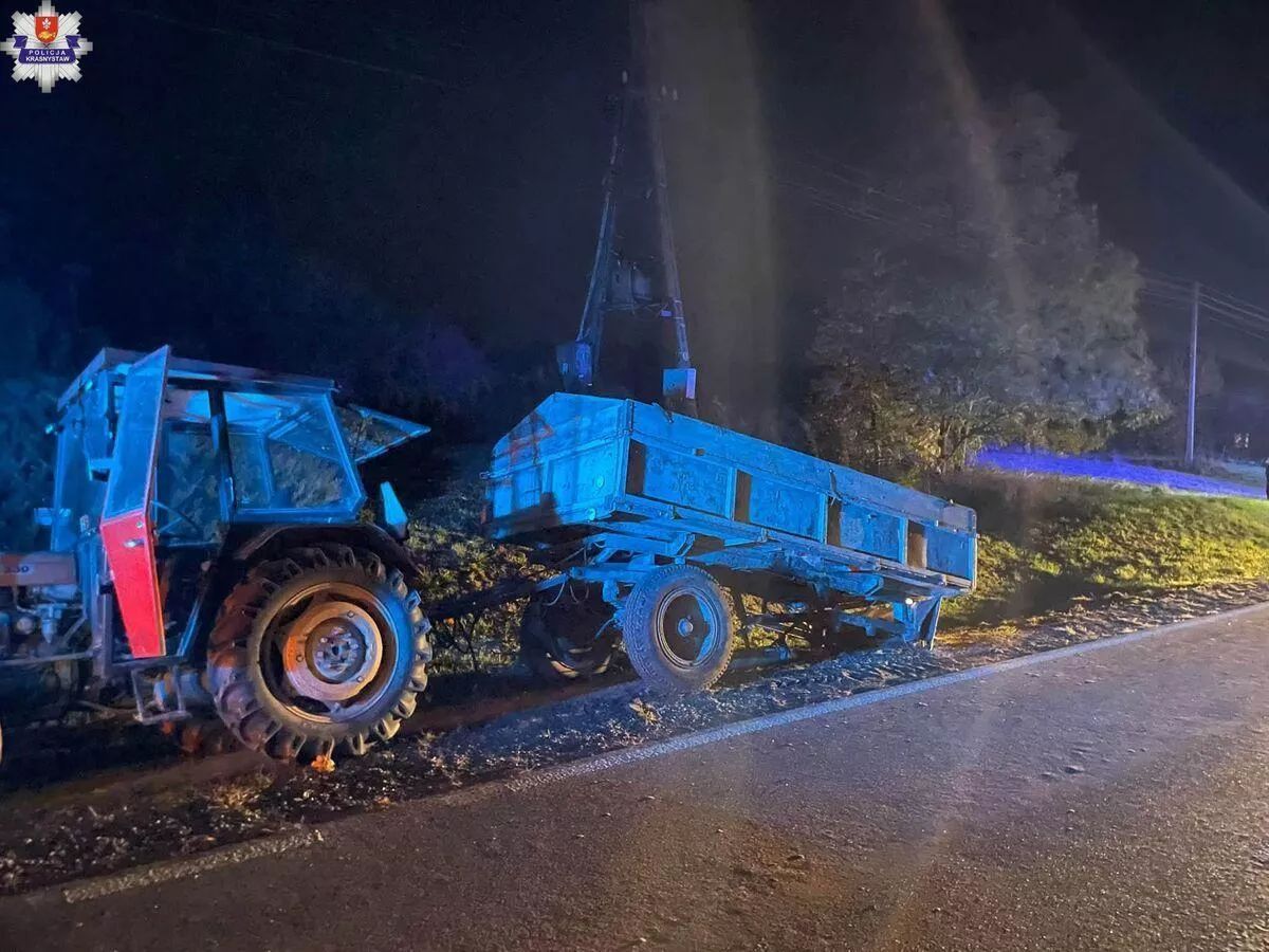 Groźny wypadek w Borowie. Oślepiony 71-latek wbił się w traktor