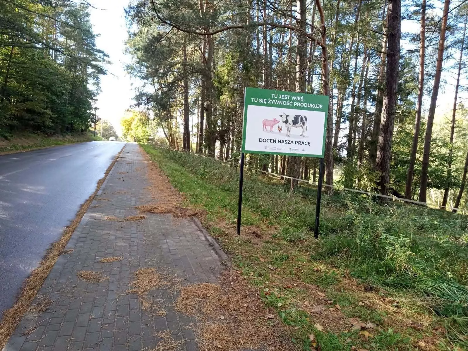 Na wsi czuć oborą i hałasują ciągniki. Teraz przy drogach pojawiają się wymowne tablice