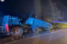 Siła zderzenia wyrwała oś z przyczepy rolniczej