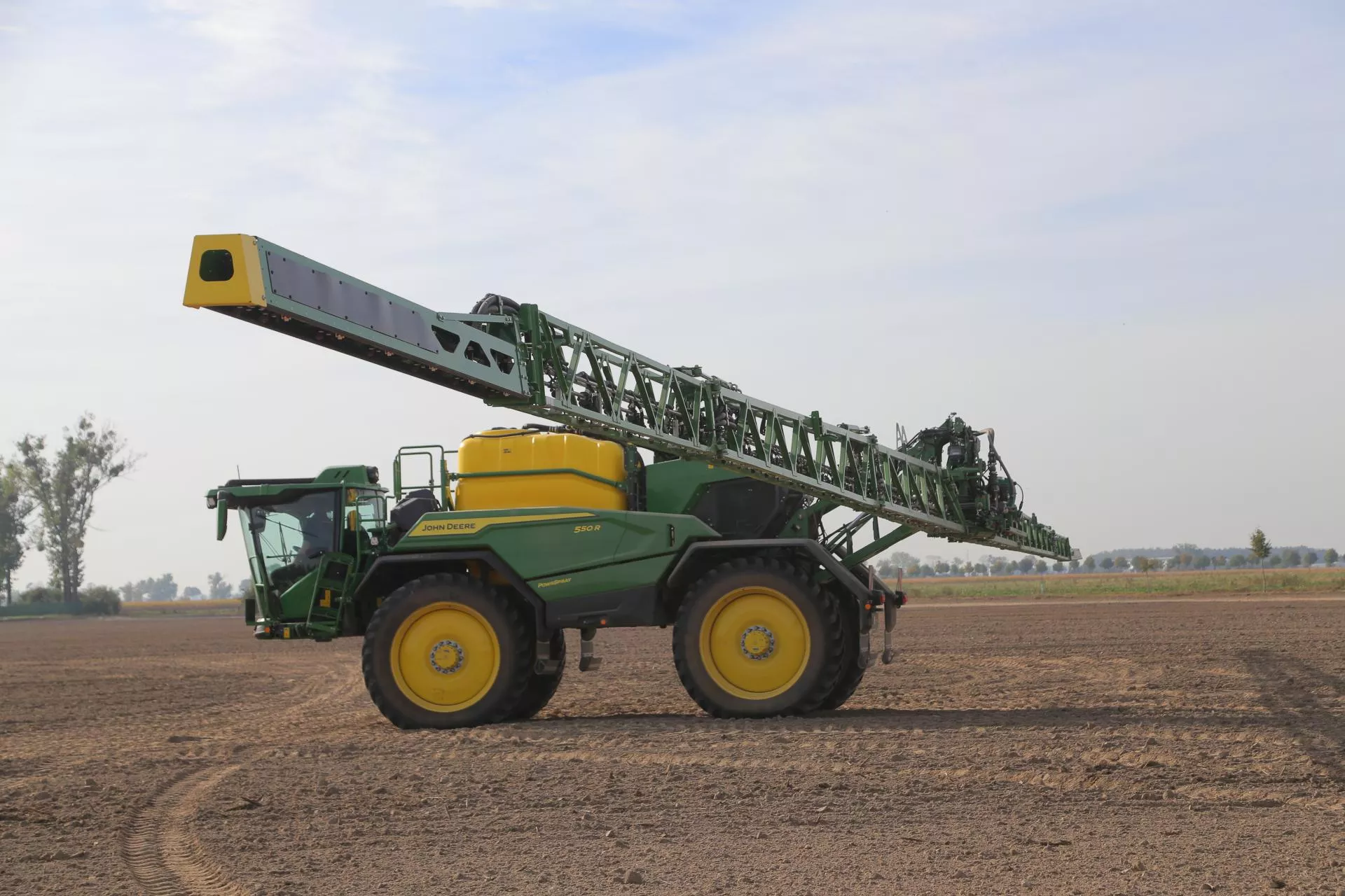 John Deere pokazał prawdziwego giganta. 305 KM, 42 m belki i oprysk przy 30 km/h