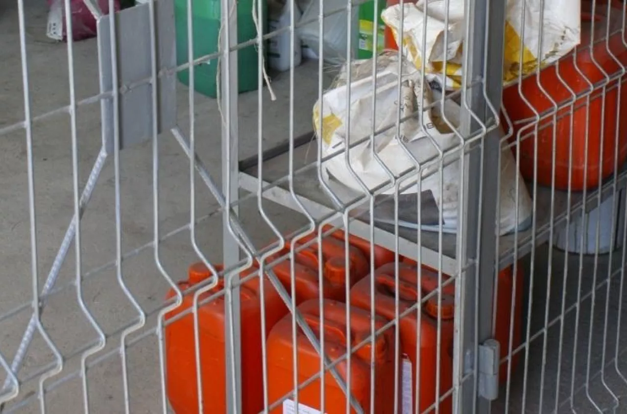 Rolnik trzyma opryski w starej lodówce? Przepisy dopuszczają takie rozwiązanie